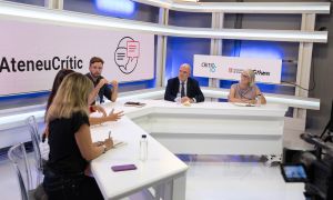 Dolors Camats, directora de la FCE, col·labora en una entrevista amb el conseller Jaume Duch, Carme Colomina i Sonia Andolz
